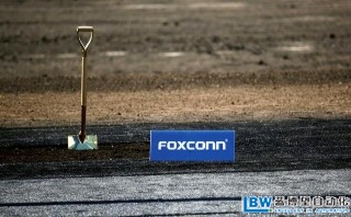 美國富士康生產Apple遭遇用人荒，用自動化機器人取代更多人工崗位。